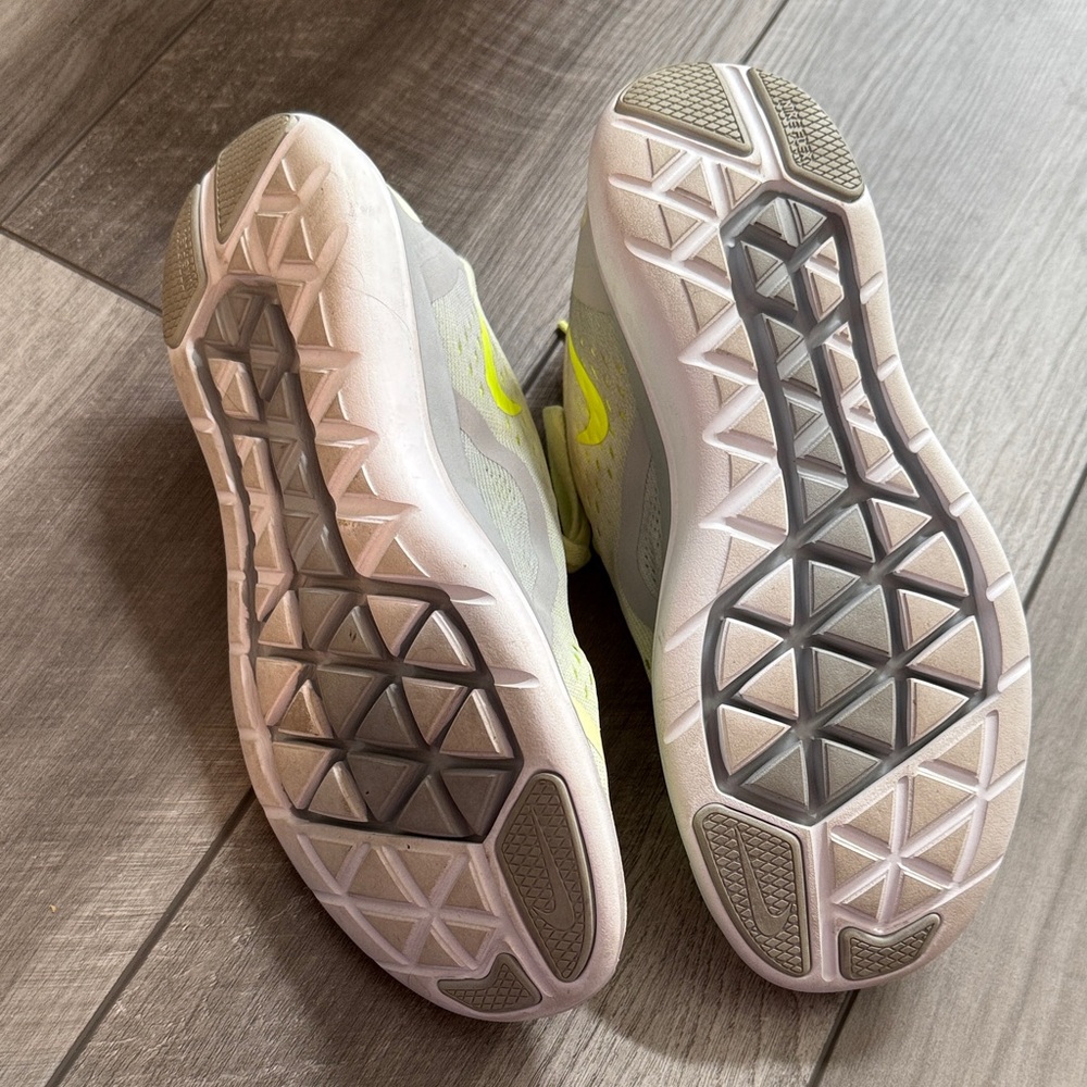 Nike Women's Light Yellow Athletic Shoes - Picture 2 of 5